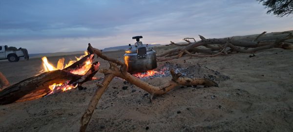 Campfire and tea in the Mauritanian desert